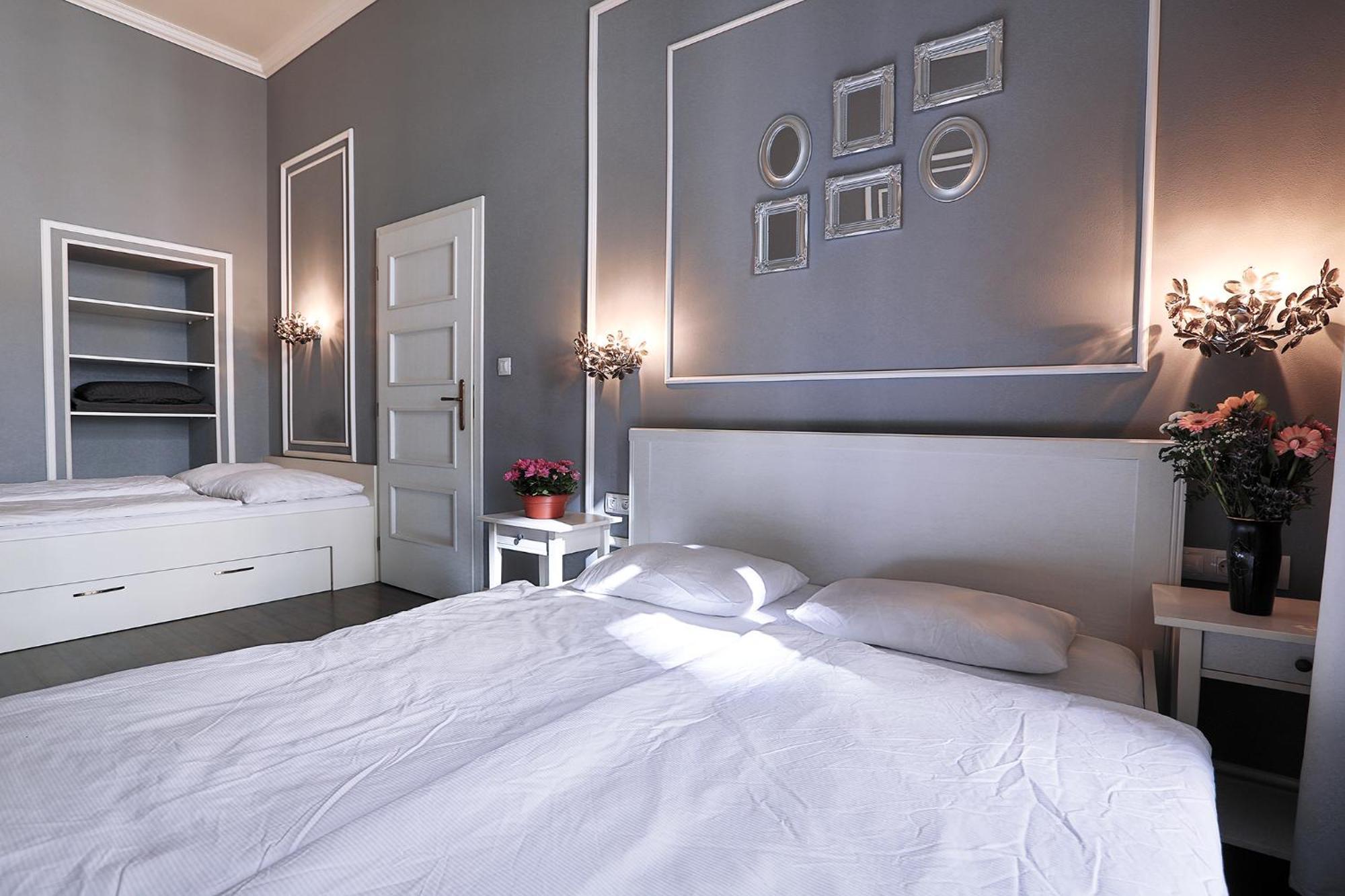 Апартаменти Two-bedroom Haven In The Old Town Прага